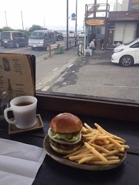 鎌倉のハンバーガーショップにて休憩