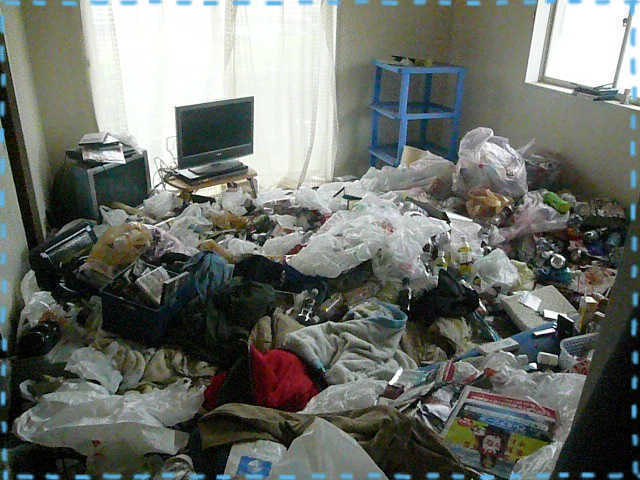 洋室にたくさんのゴミ、不要物の山