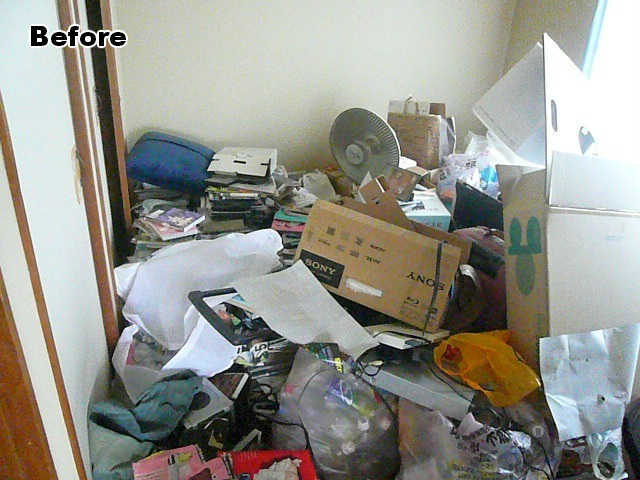 たくさんの不用品とゴミが混在してる和室、作業前